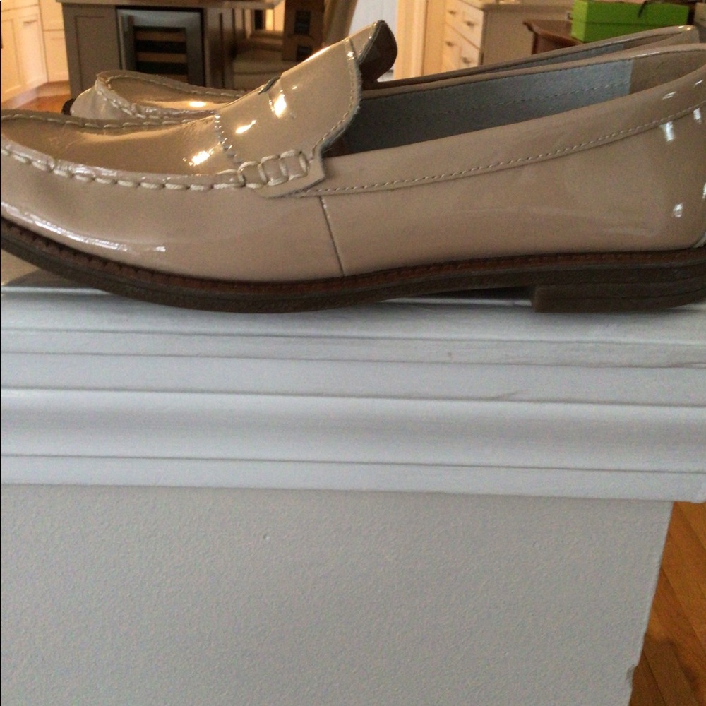 Sperry patent leather beige loafer Good used condition. Size 8